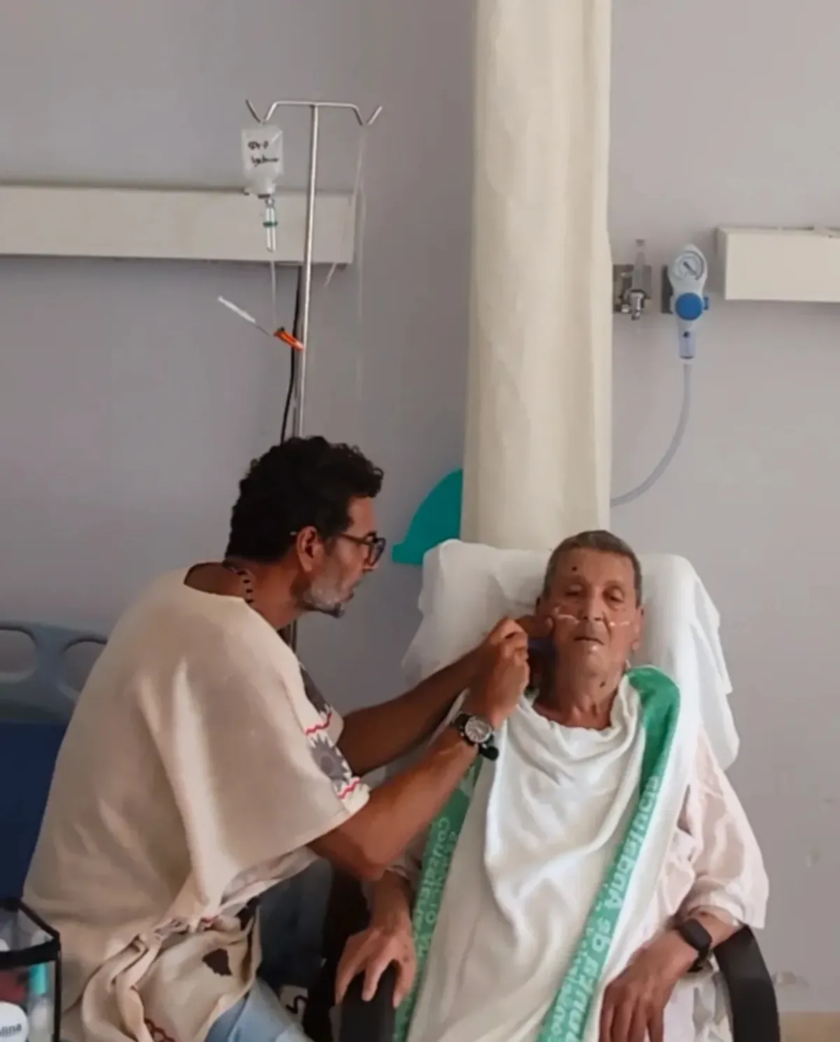 Óscar Higares con su padre, Aurelio García