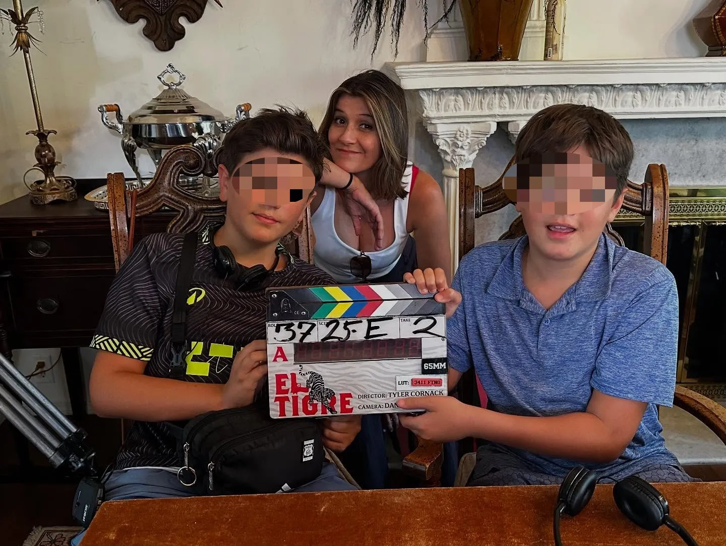 Marta Solaz con Olmo y Río, sus dos hijos, en el rodaje de la película de Sergio Peris-Mencheta.