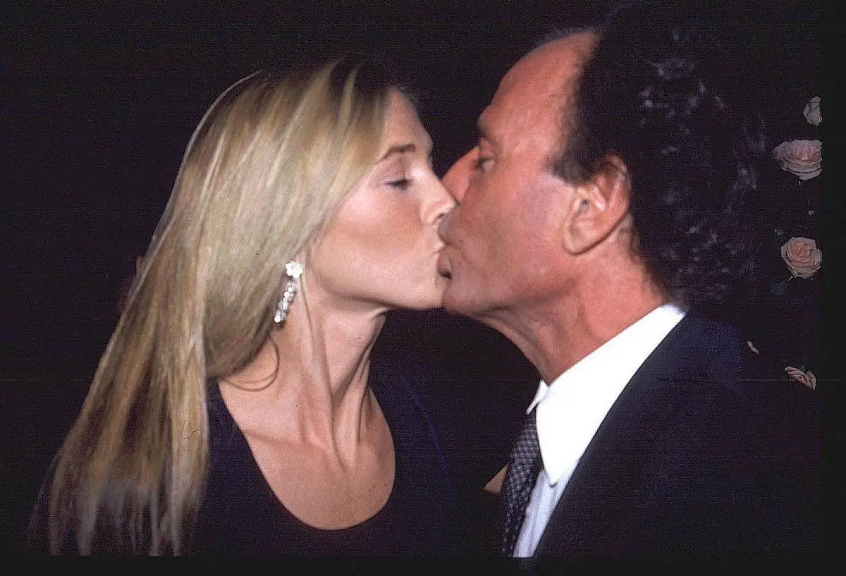 Julio y Miranda beso