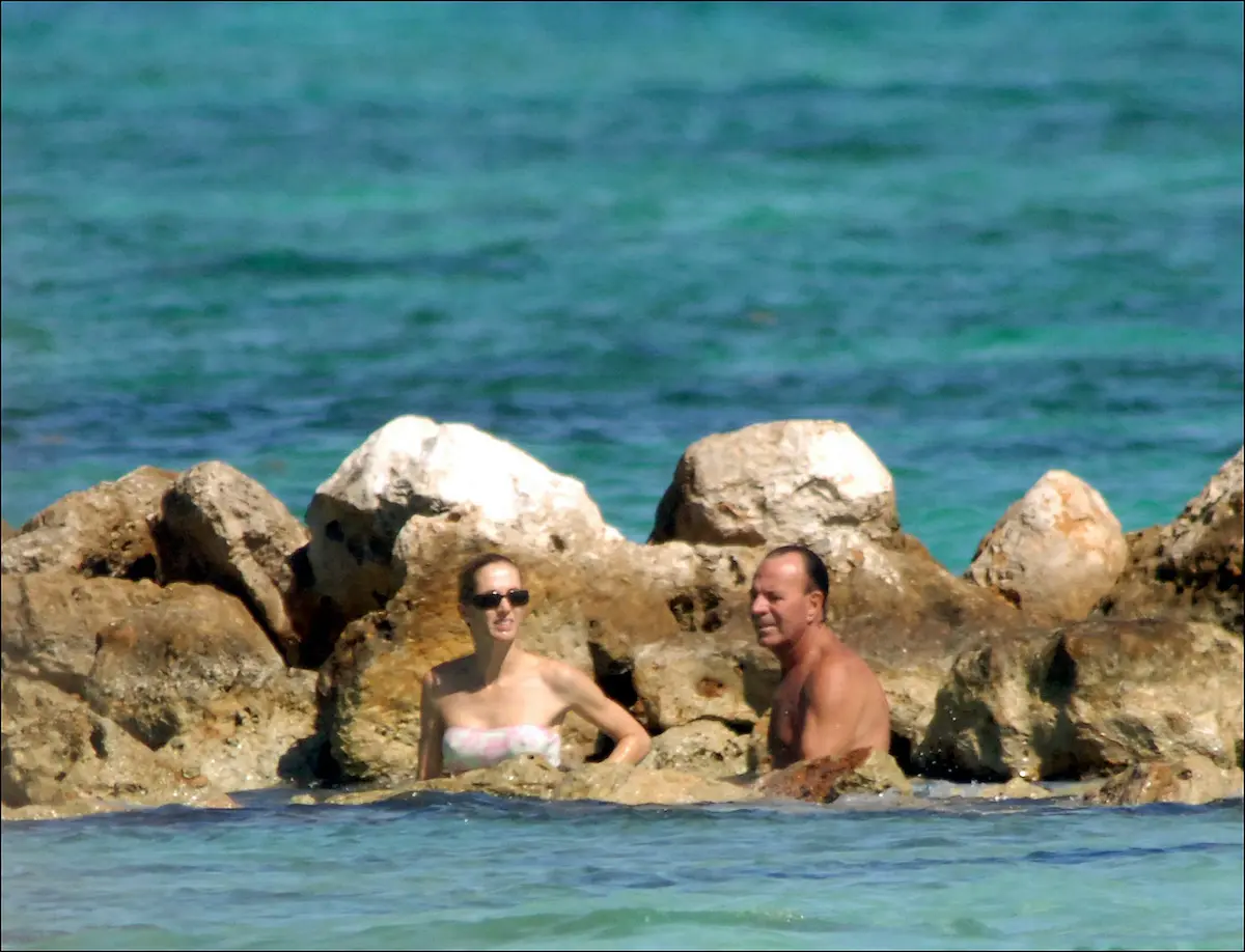 Julio Iglesias y Miranda en la playa 2