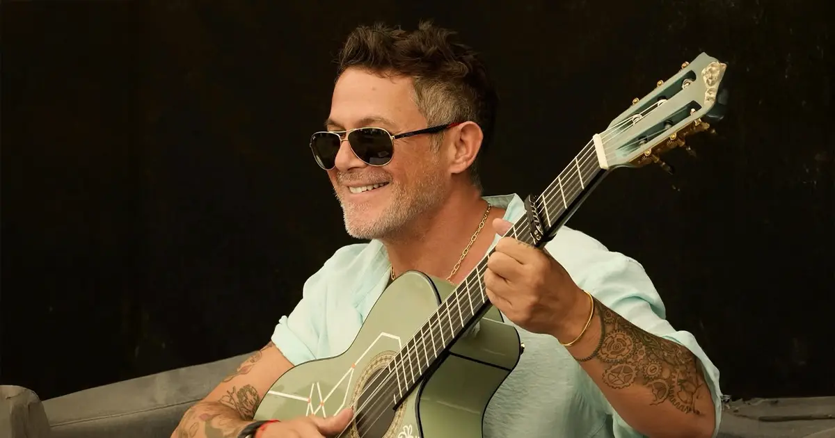 Alejandro Sanz tocando la guitarra portada
