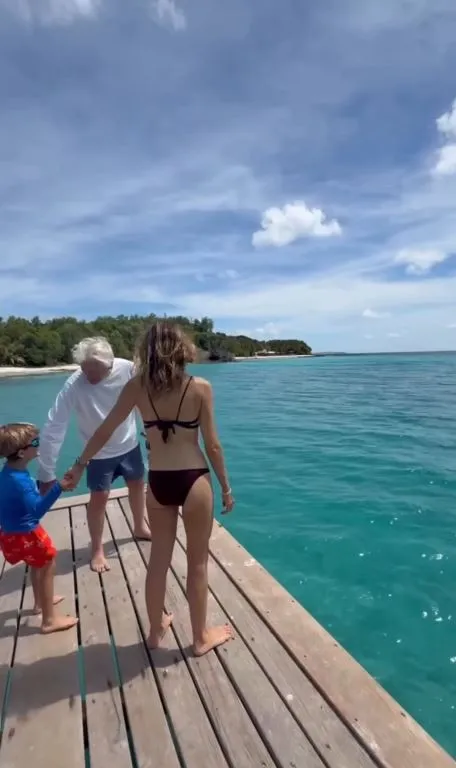 Richard y Alejandra Gere, de vacaciones en la playa con sus hijos.