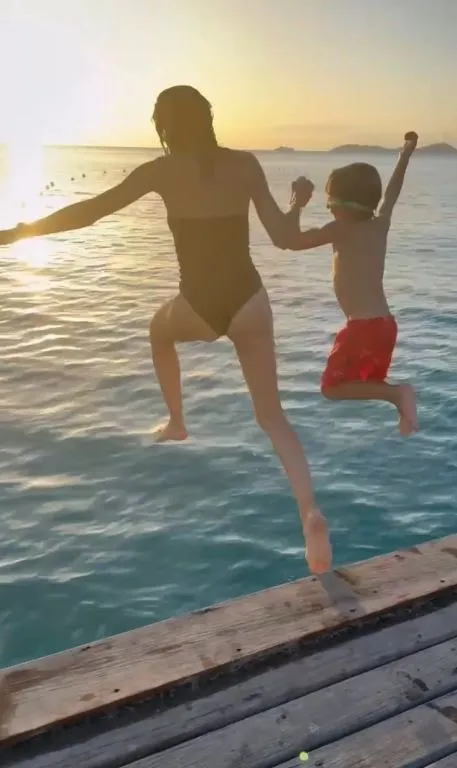 Richard y Alejandra Gere, de vacaciones en la playa con sus hijos.