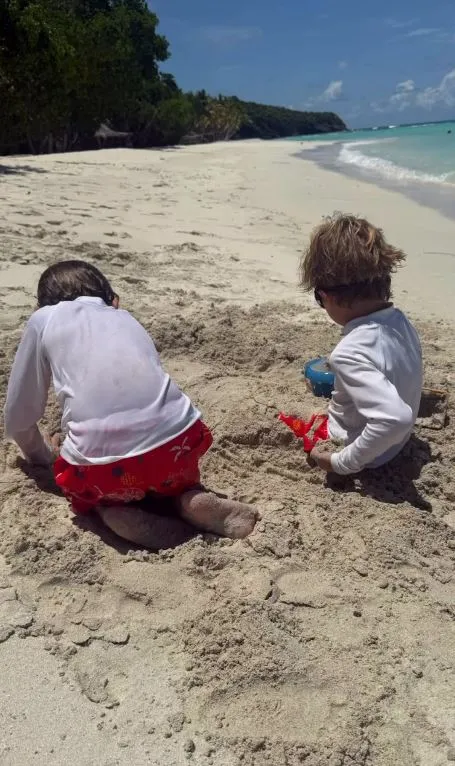 Richard y Alejandra Gere, de vacaciones en la playa con sus hijos.