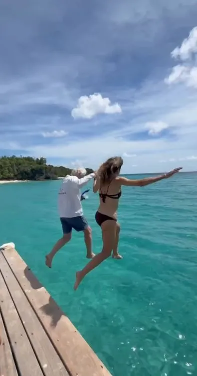Richard y Alejandra Gere, de vacaciones en la playa con sus hijos.