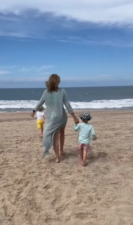 Richard y Alejandra Gere, de vacaciones en la playa con sus hijos.