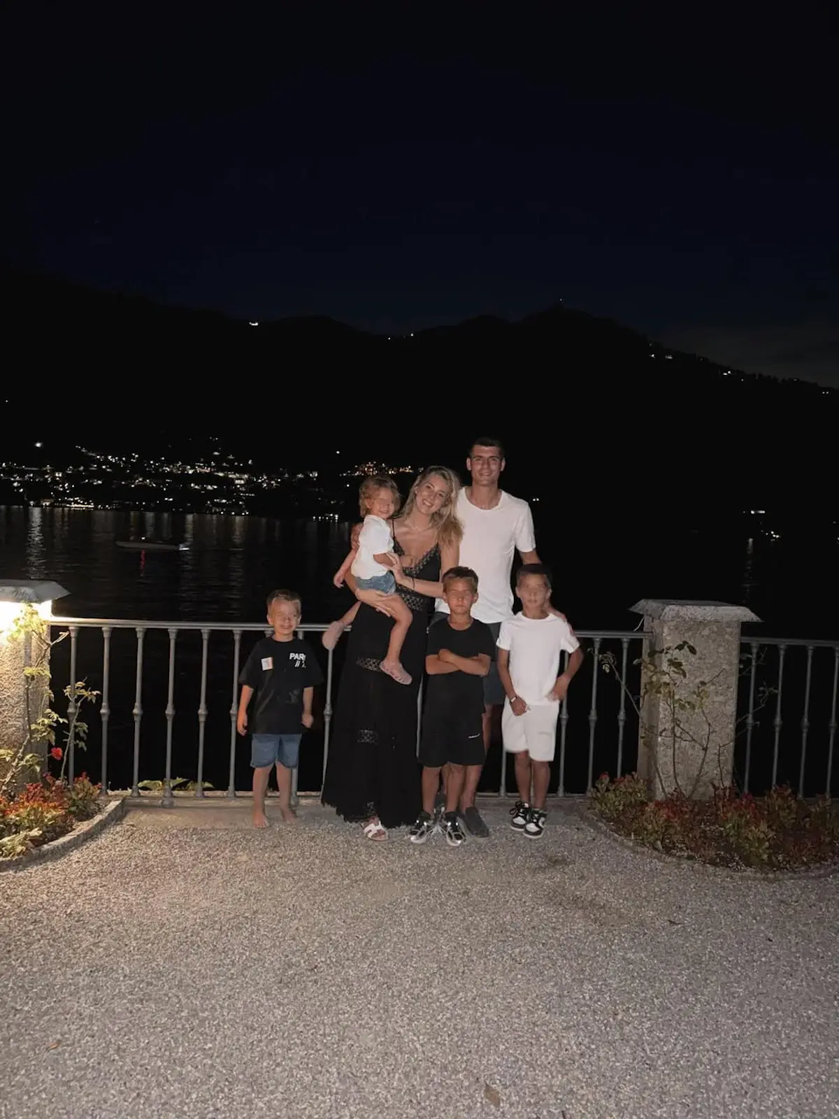Álvaro Morata y Alice Campello con sus hijos 1
