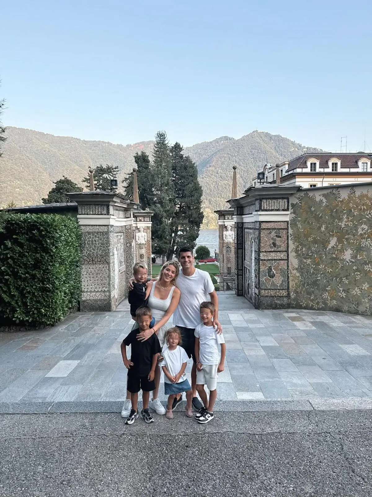 Álvaro Morata y Alice Campello con sus hijos 2