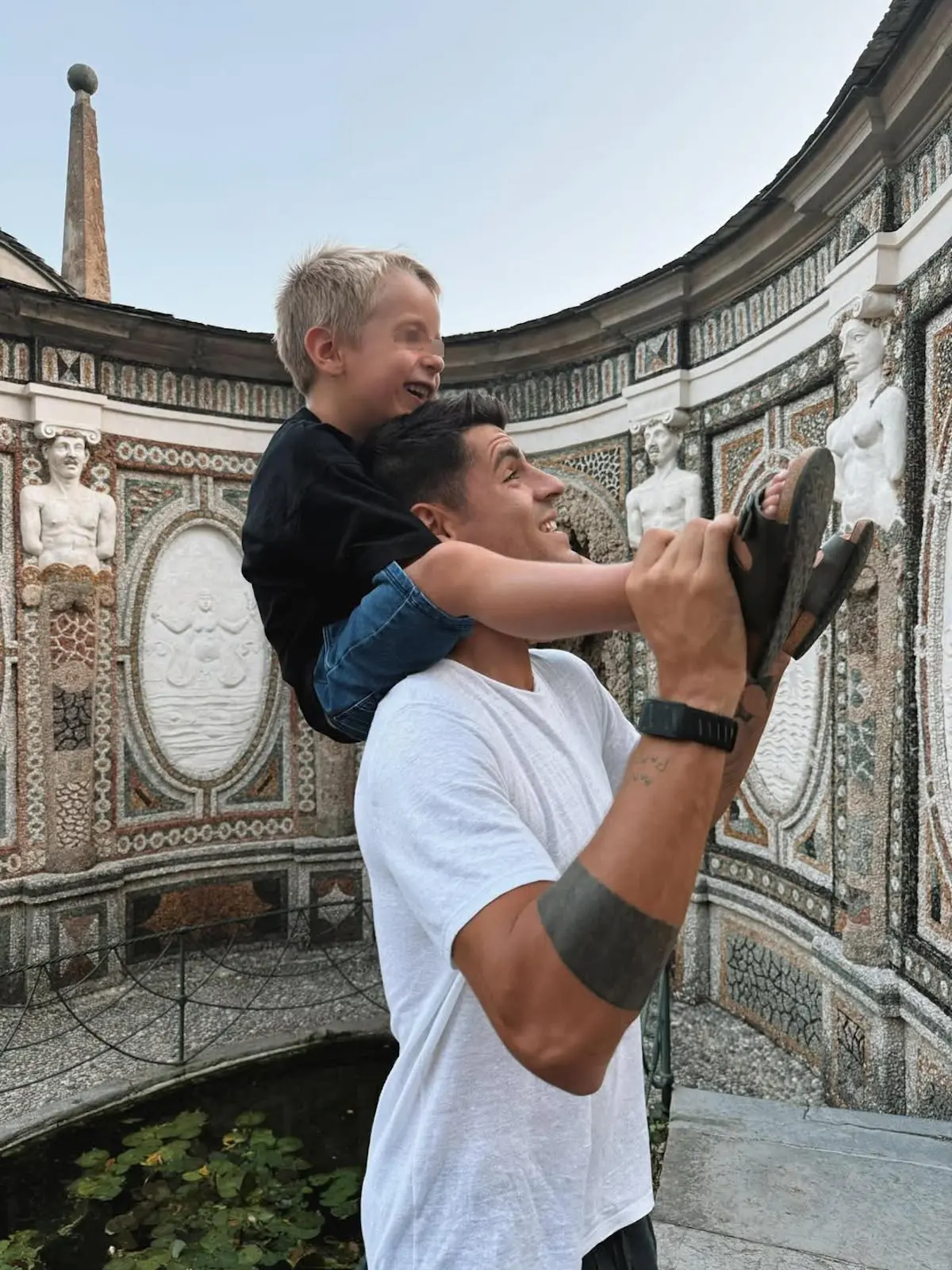 Álvaro Morata con su hijo jugando