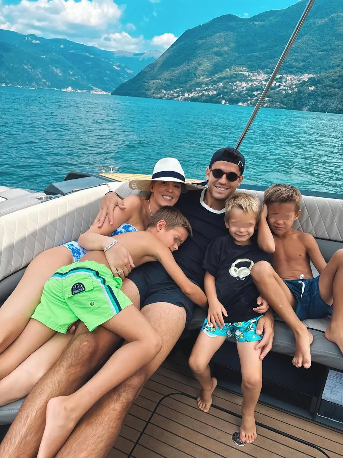 Álvaro Morata y Alice Campello con sus hijos en un barco