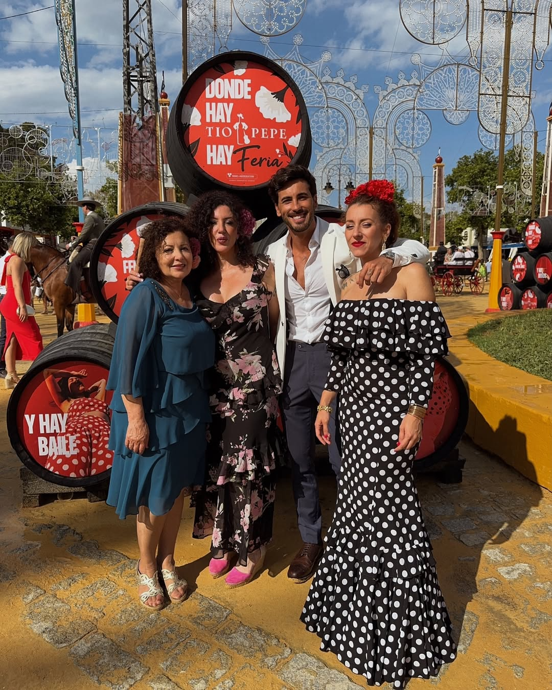 Iván González, concursante de 'Supervivientes All Star', con su madre y su abuela.