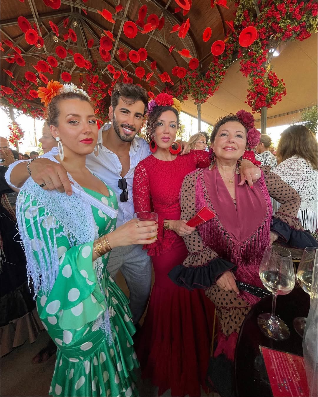 Iván González, concursante de 'Supervivientes All Star', con su madre y su abuela.