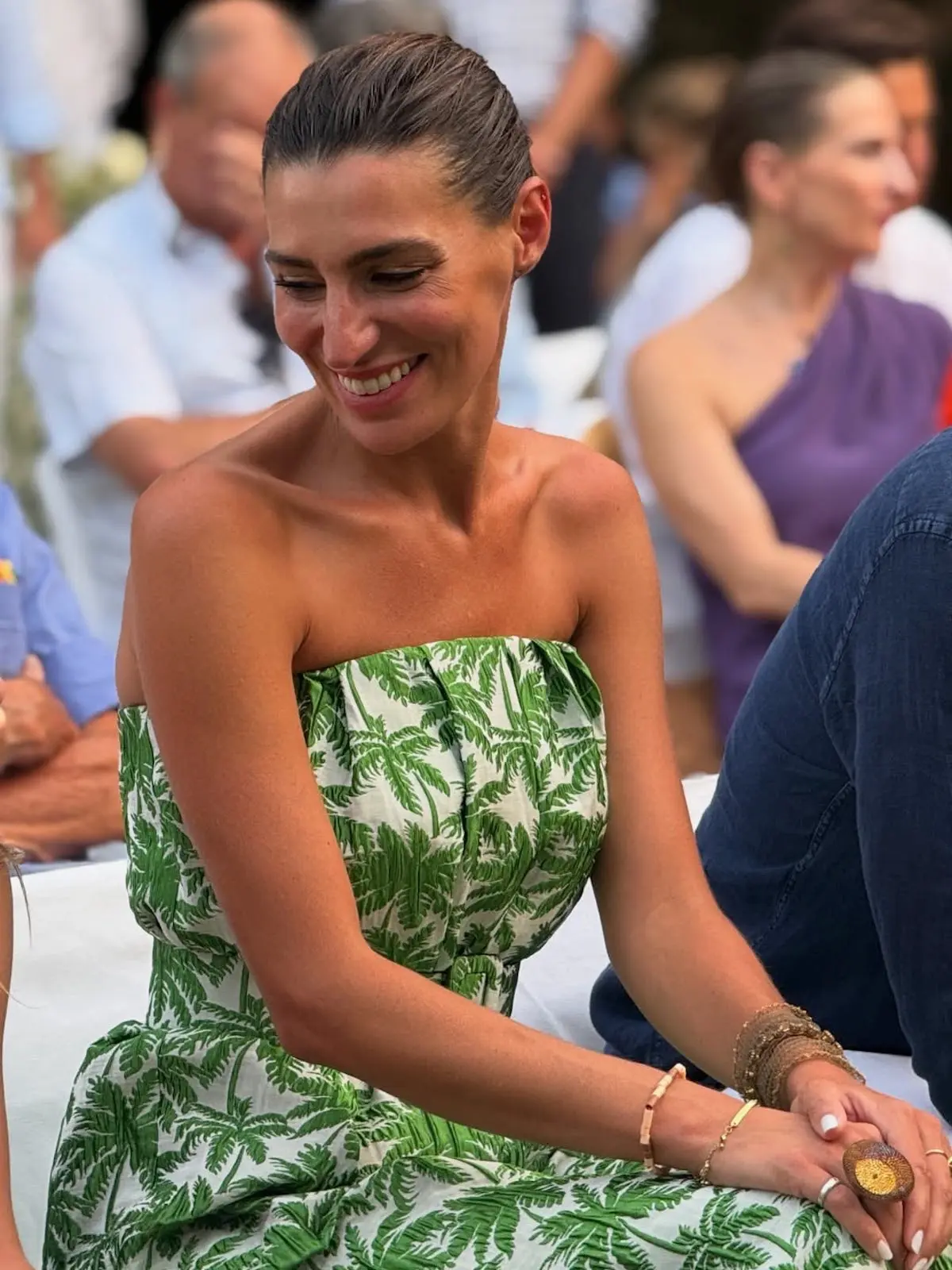 Eugenia Osborne con un vestido estampado de palmeras