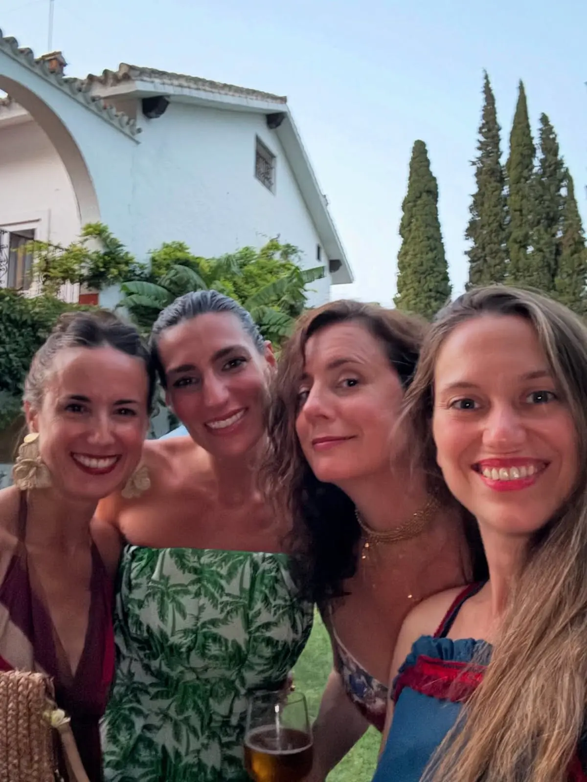Eugenia Osborne con familiares y amigas
