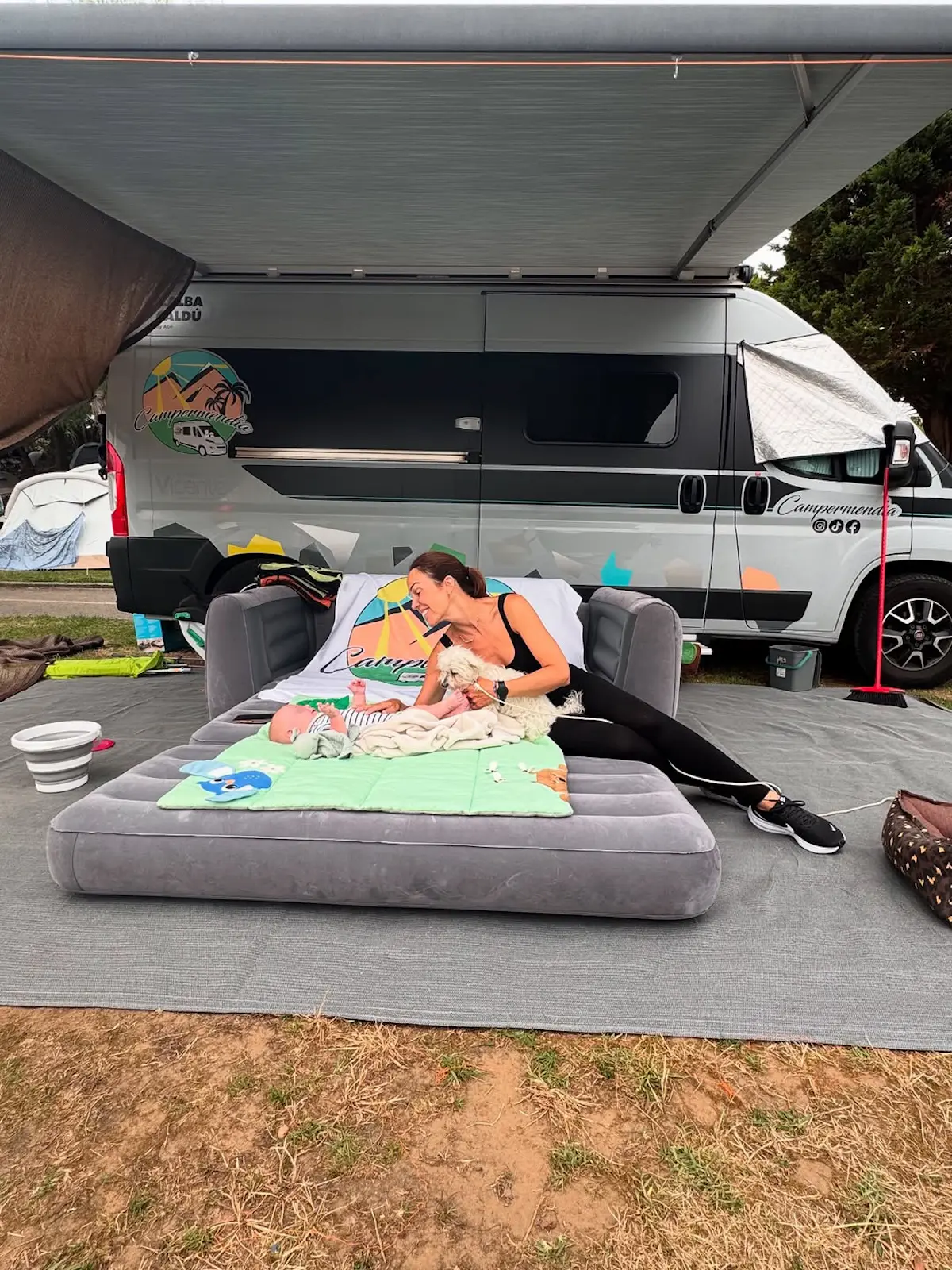 Nerea Garmendia y su hijo en el camping