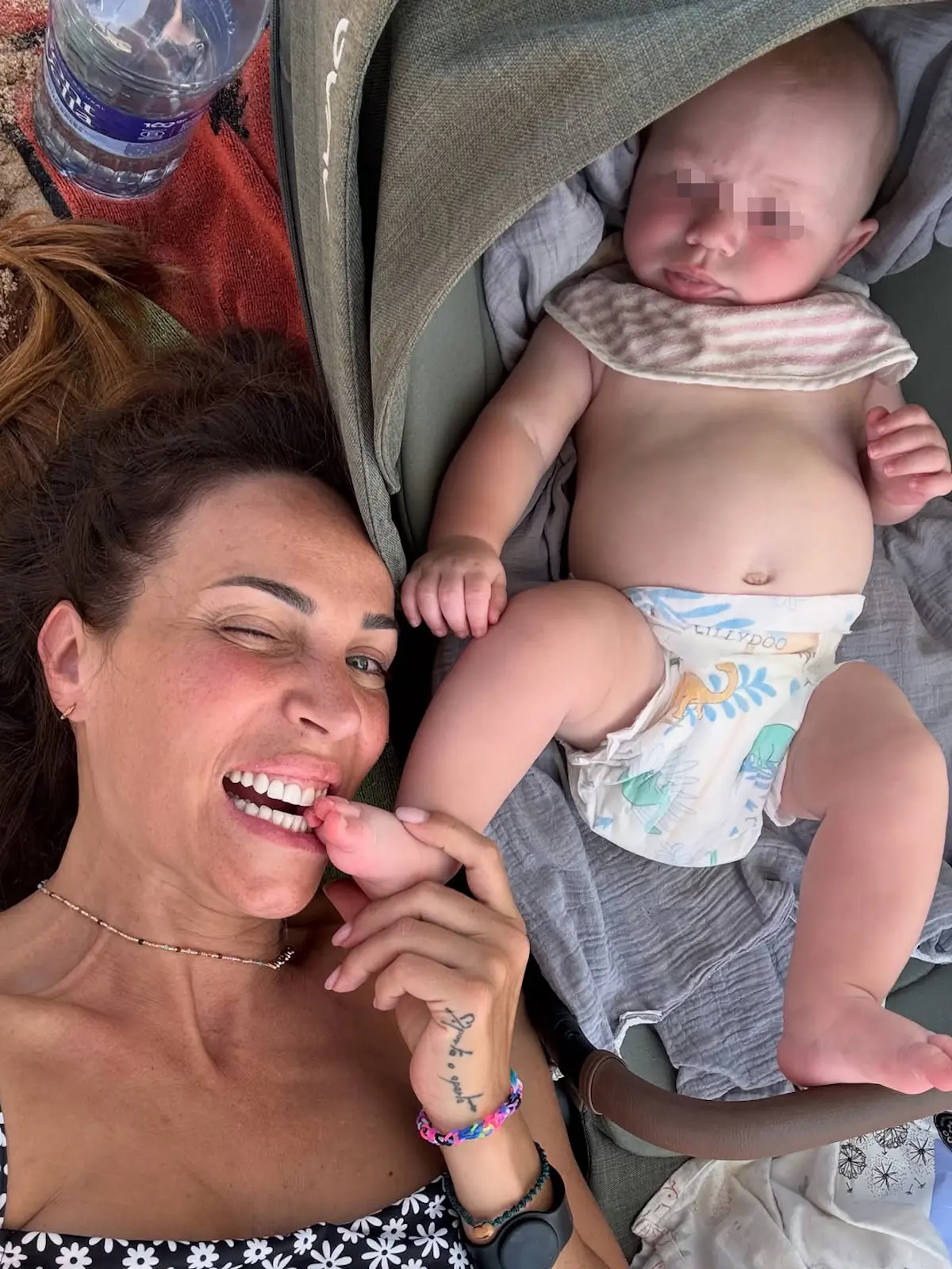 Nerea Garmendia jugando con su hijo