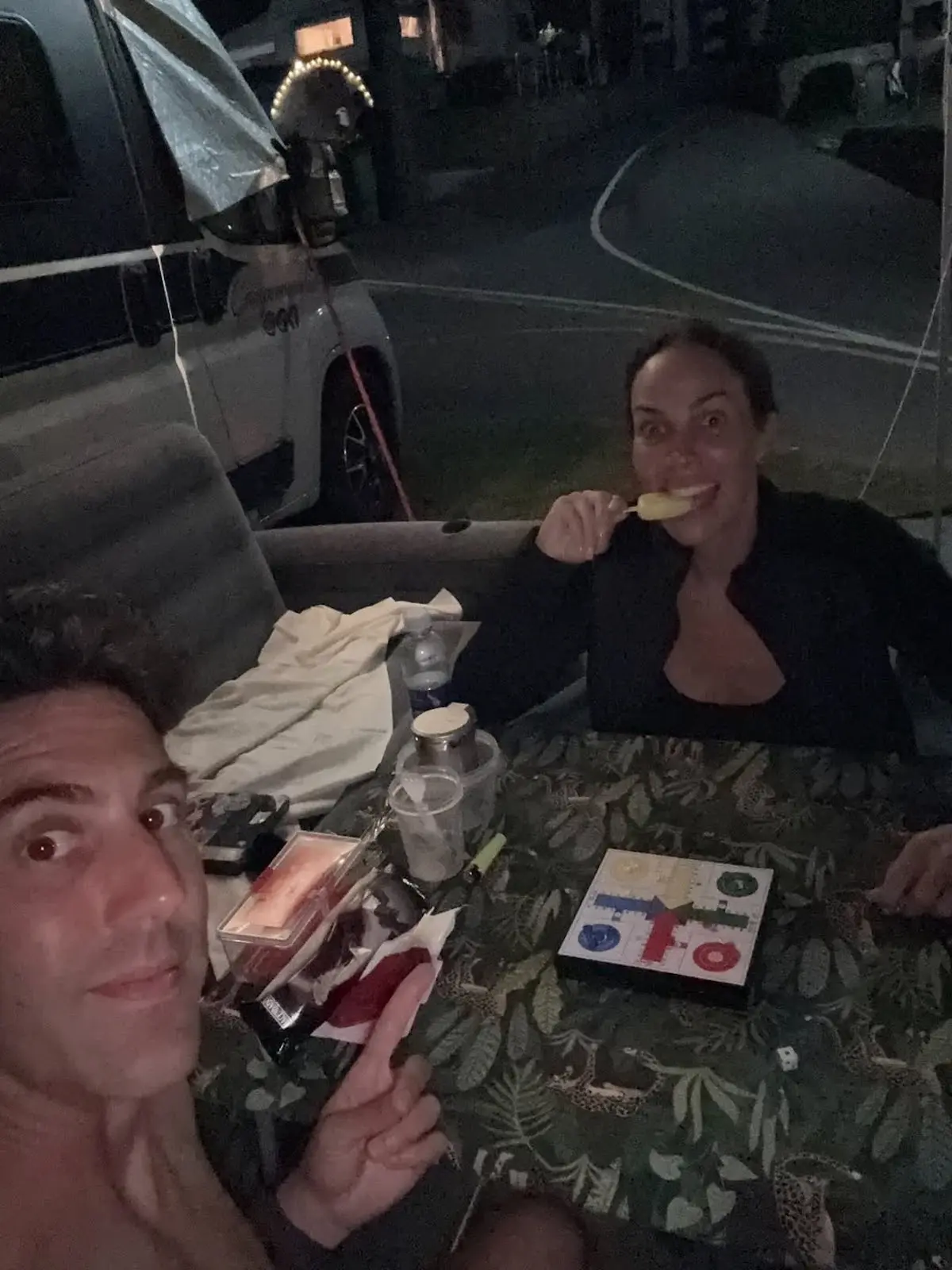 Nerea Garmendia y su pareja jugando al parchís