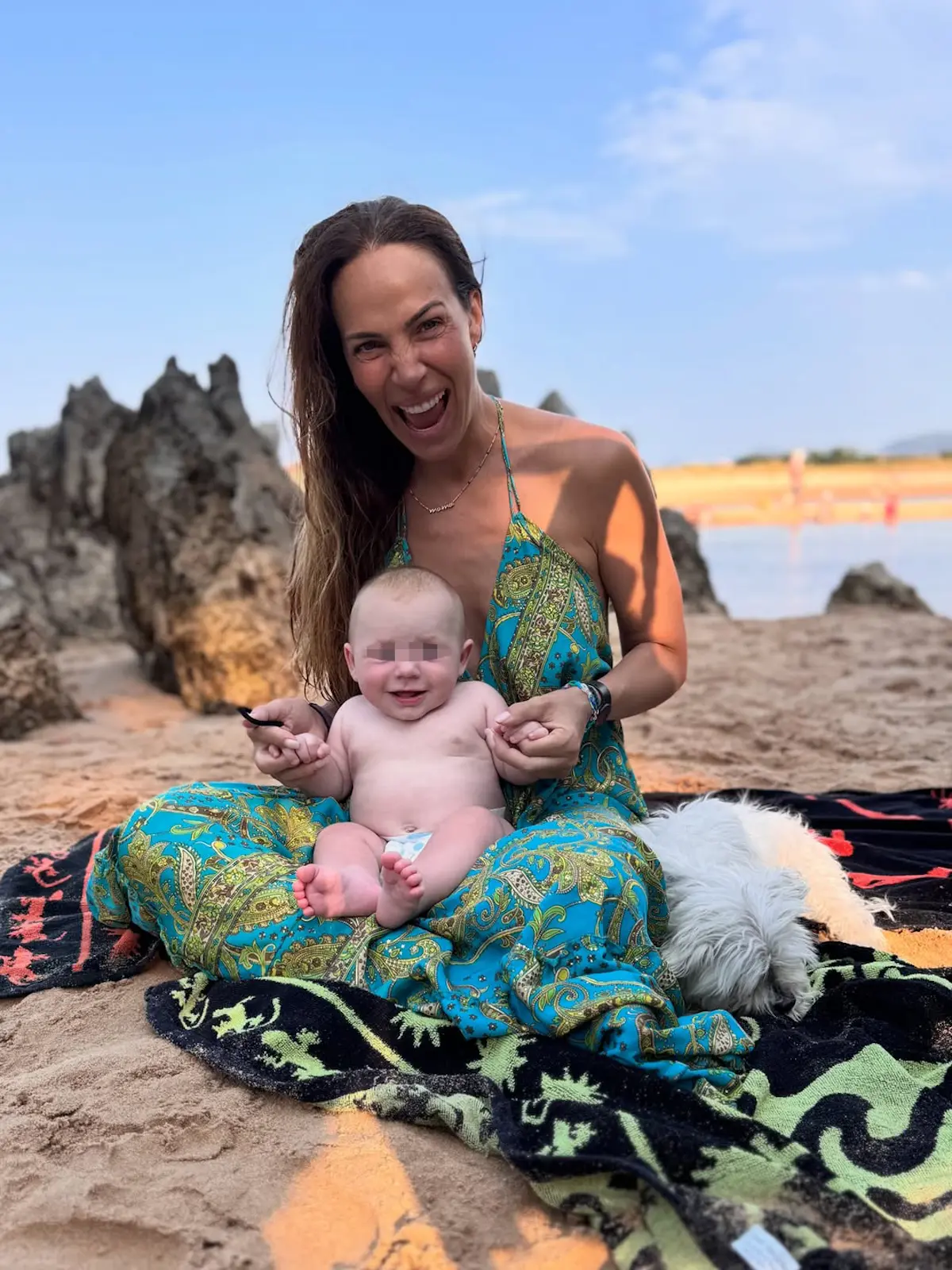 Nerea Garmendia con su hijo en la playa