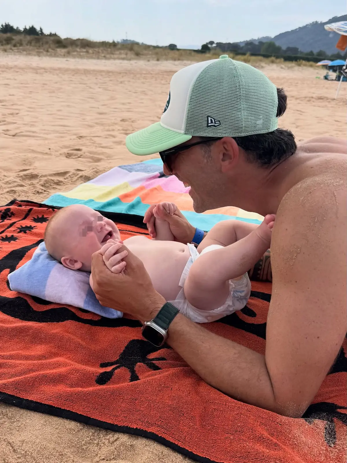 Luis Díaz Núñez jugando con su hijo