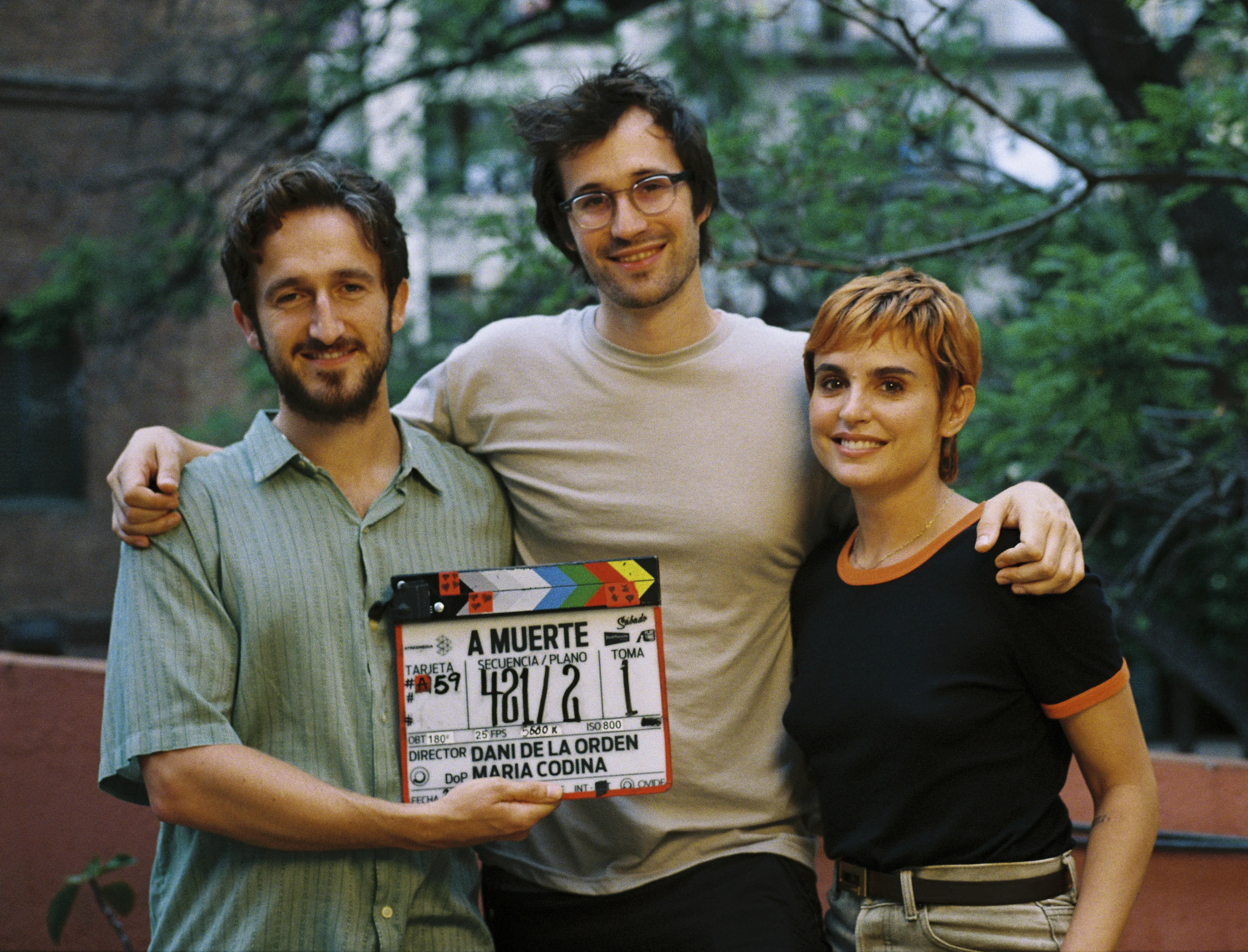 Verónica Echegui con Dani de la Orden y Joan Amargós, director y co-protagonista junto a ella de la serie 'A Muerte'.