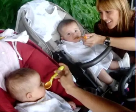 Raquel Meroño y sus hijas.