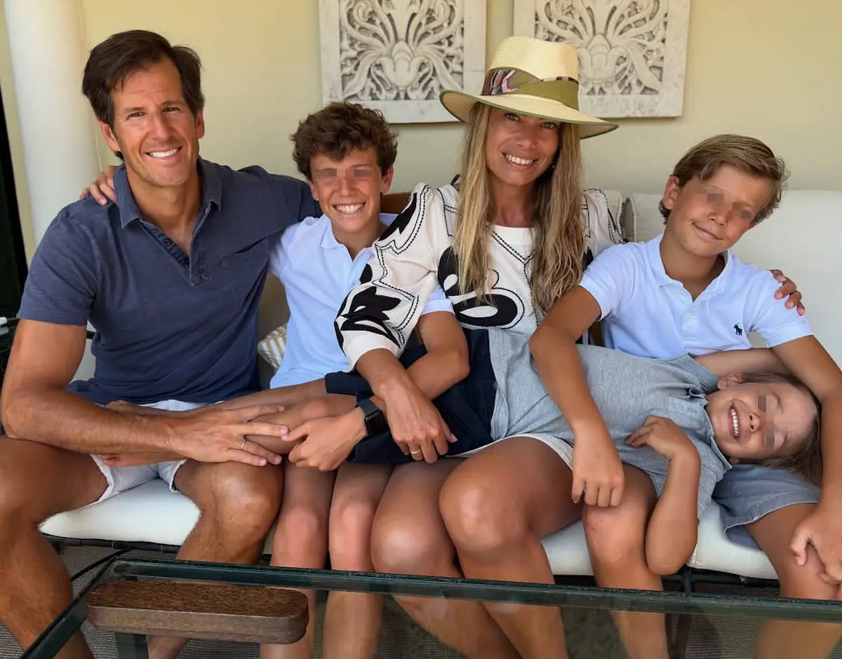 Carla Goyanes con su familia
