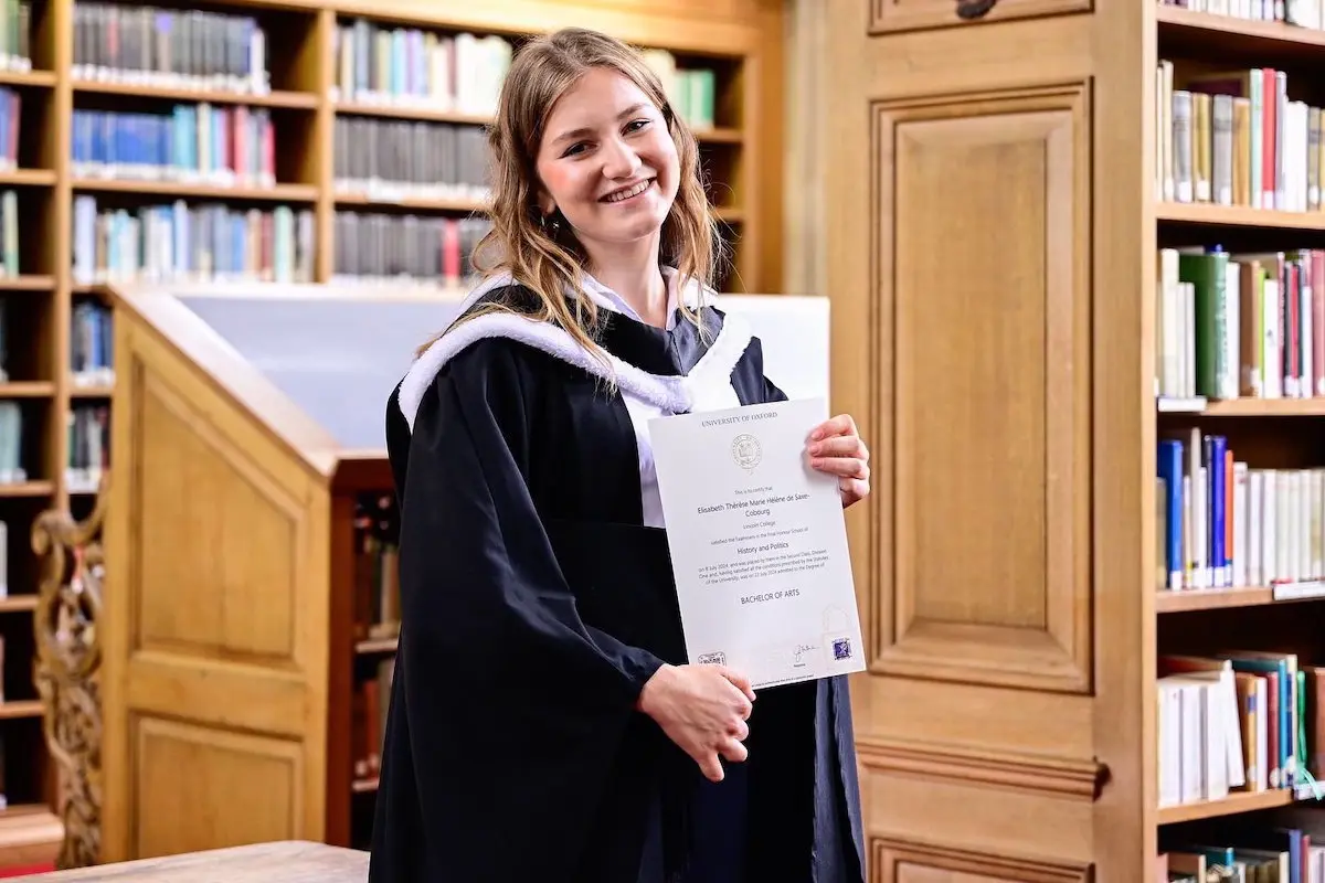 Elisabeth de Bélgica cuando se graduó en la universidad de Oxford