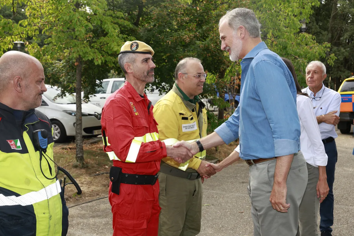 Los Reyes visitan la zona afectada por los incendios