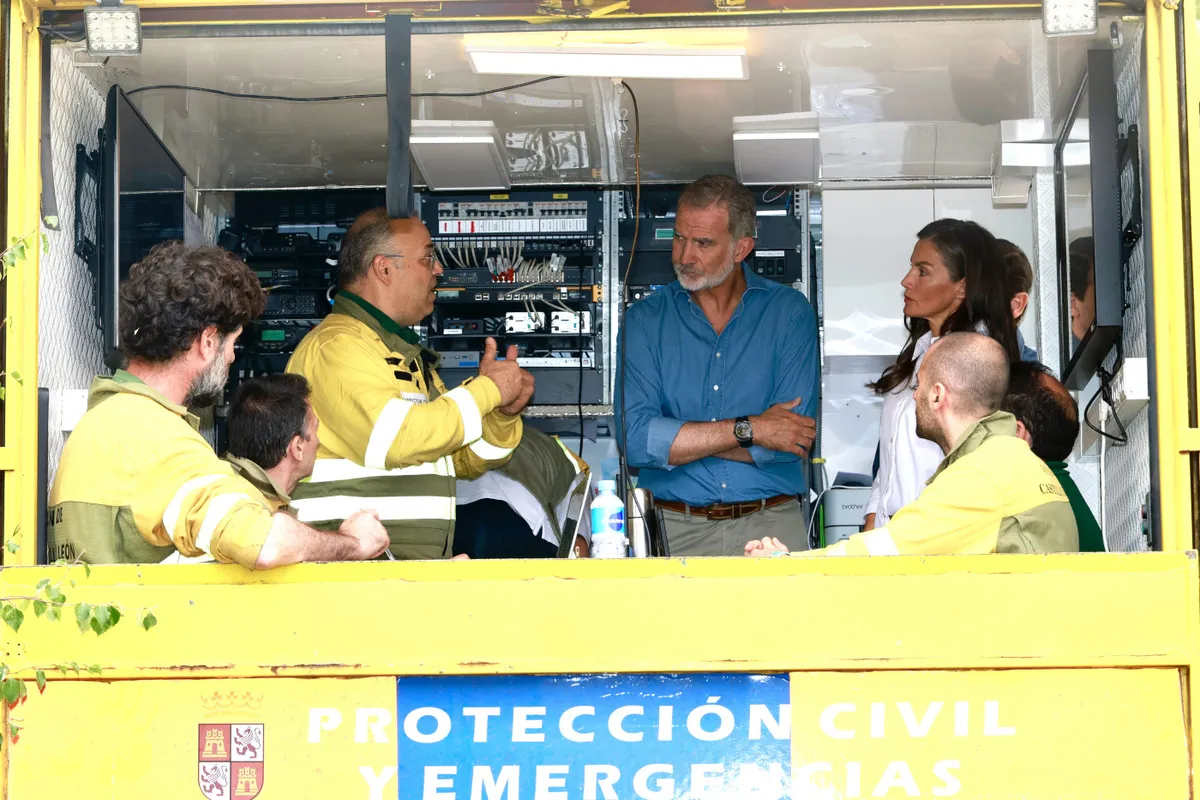 Los Reyes visitan la zona afectada por los incendios