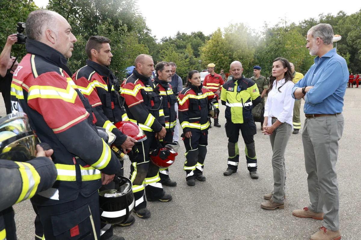 Los Reyes visitan la zona afectada por los incendios