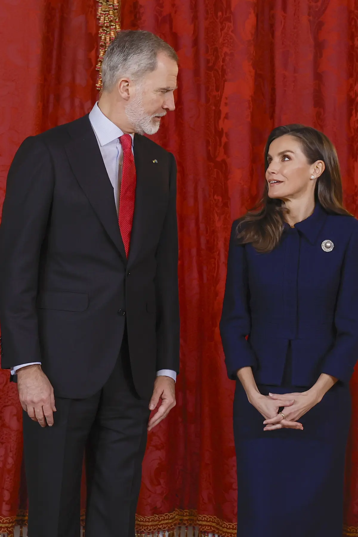 Felipe y Letizia conversando