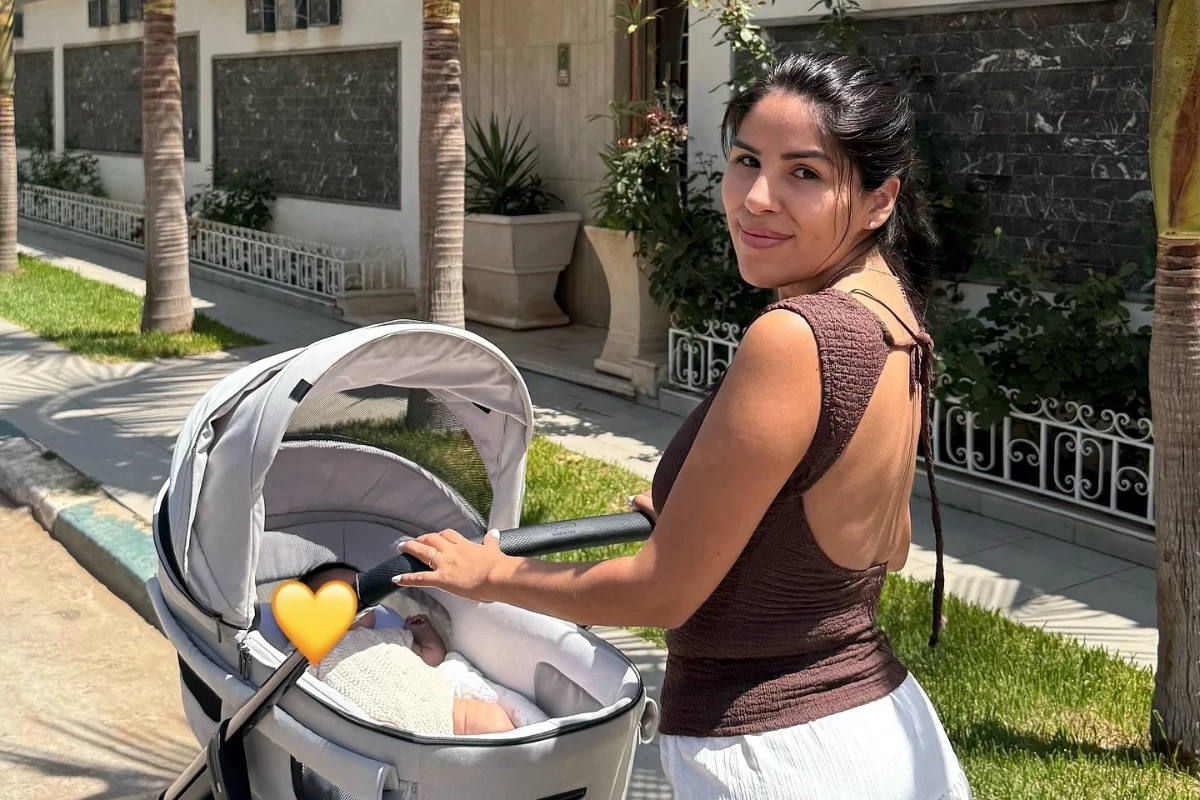 Isa Pantoja con su bebé, Cairo.