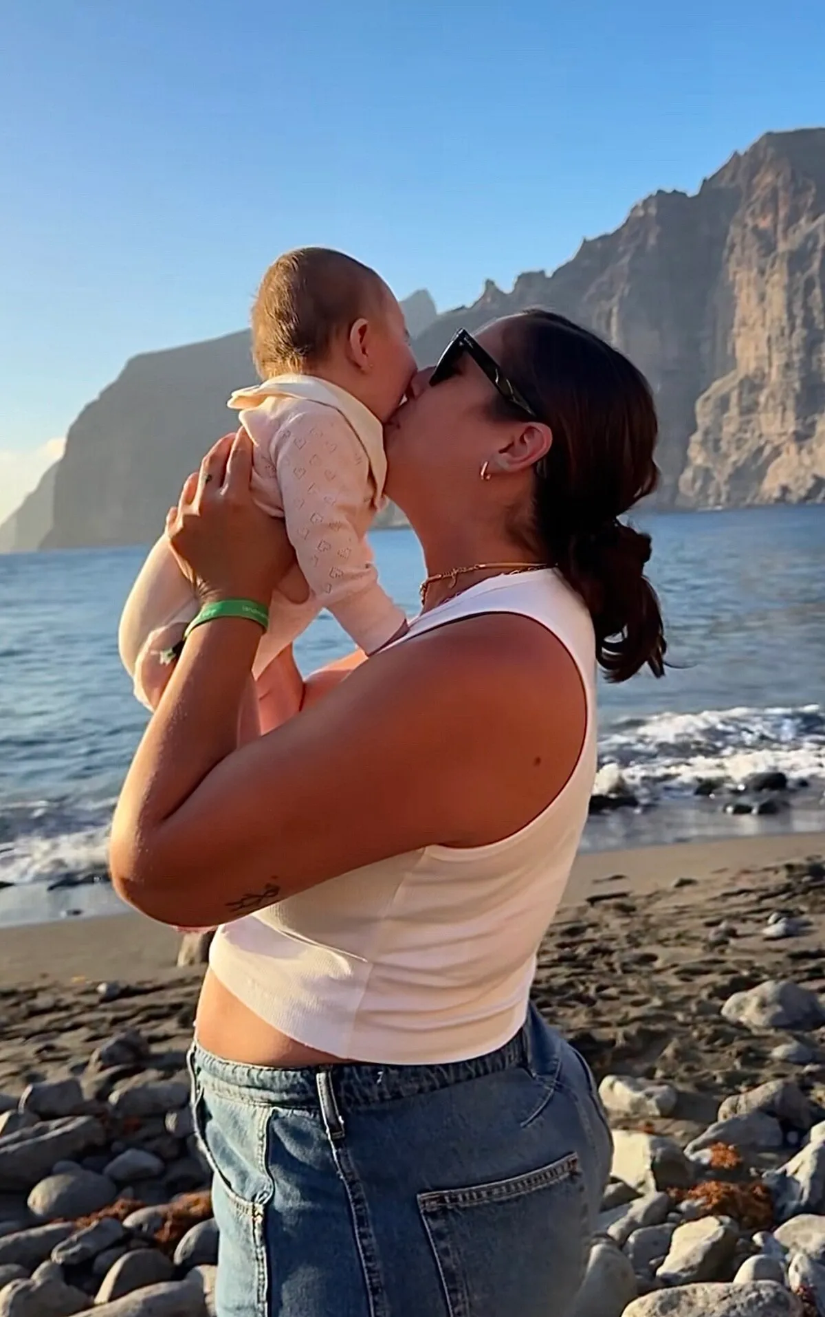 Anabel Pantoja con su hija, Alma