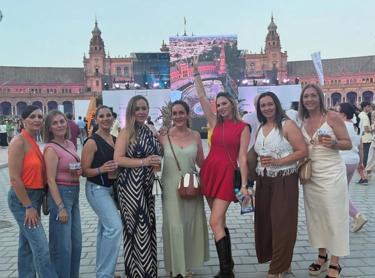 Irene Rosales con sus amigas