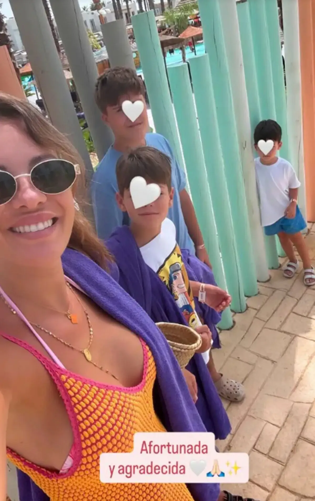 Jessica Bueno acompañada de sus hijos