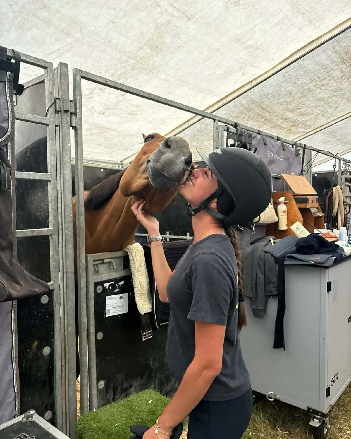 Sira Martínez con su caballo