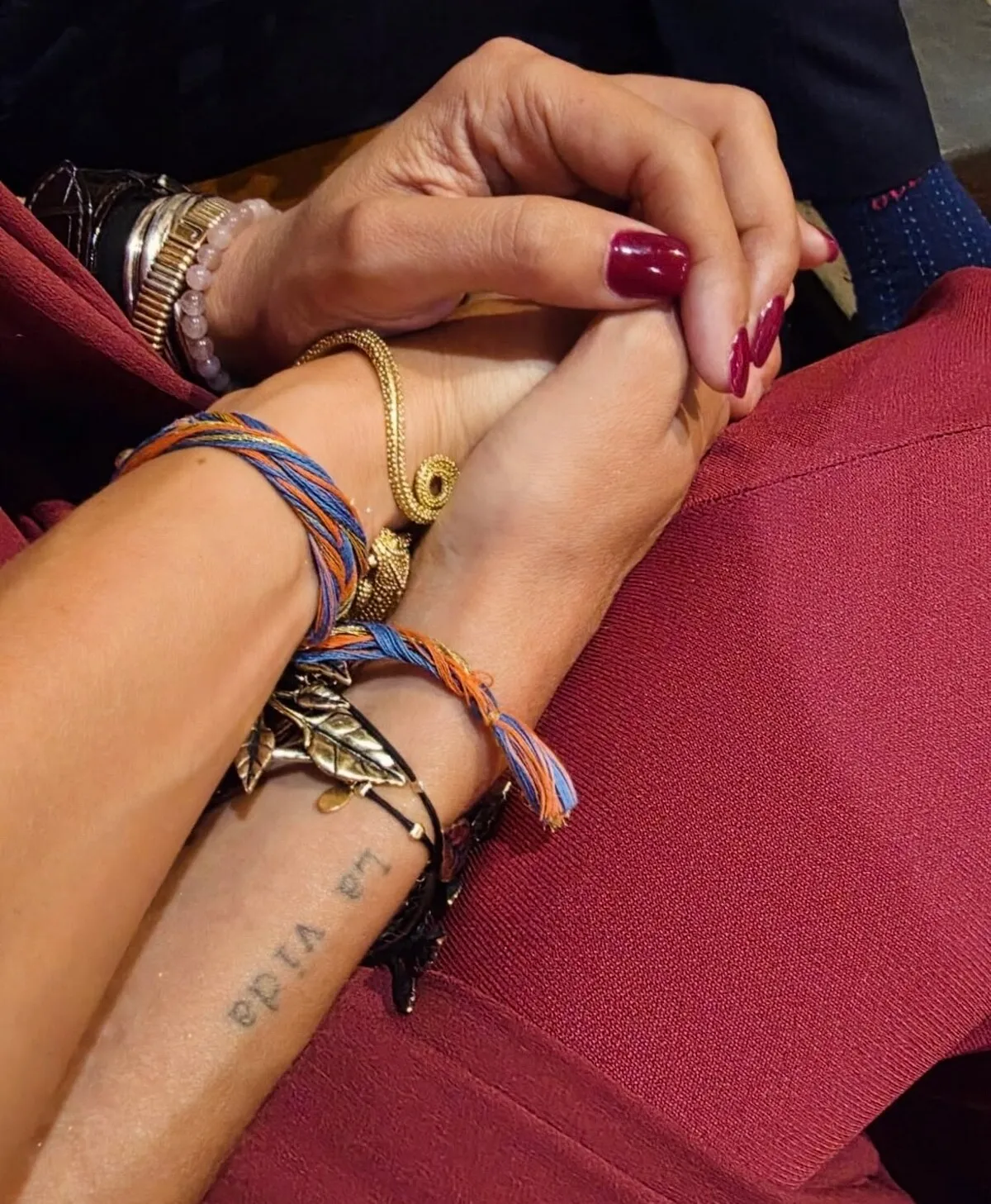 Isabel Jiménez y Sara Carbonero cogidas de la mano