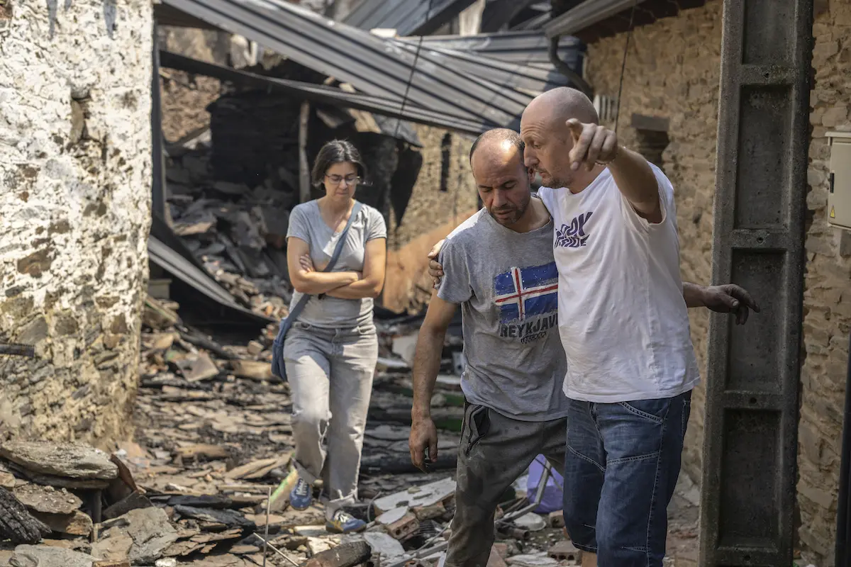 Vecinos enfrentados al fuego