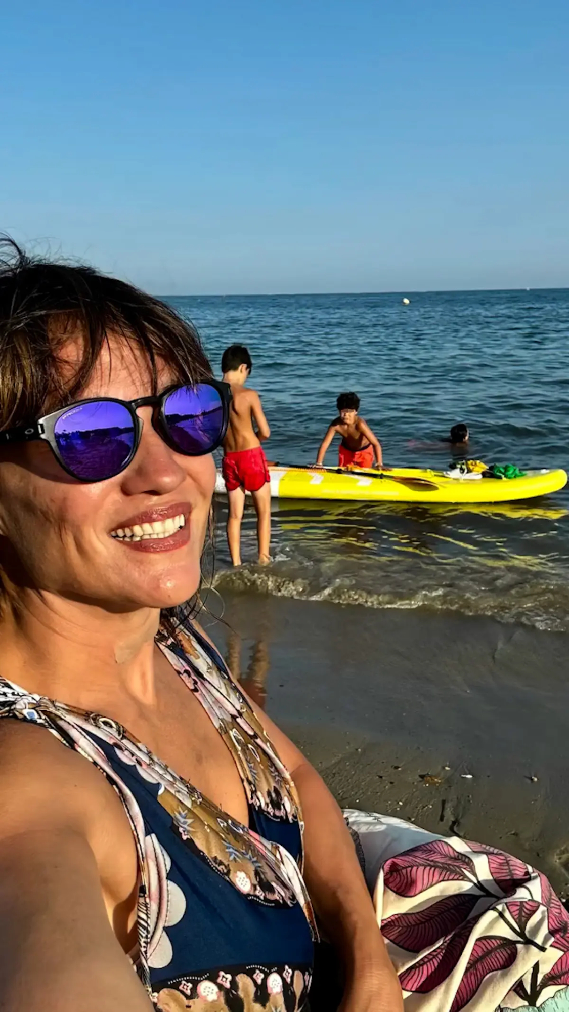 Irene Villa con sus hijos en la playa