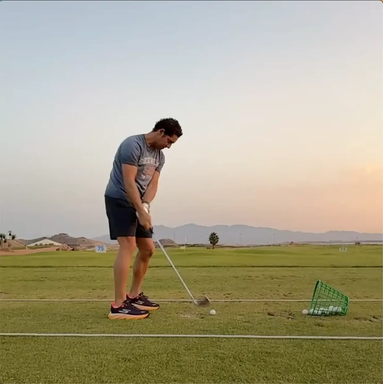 David Bisbal jugando a golf