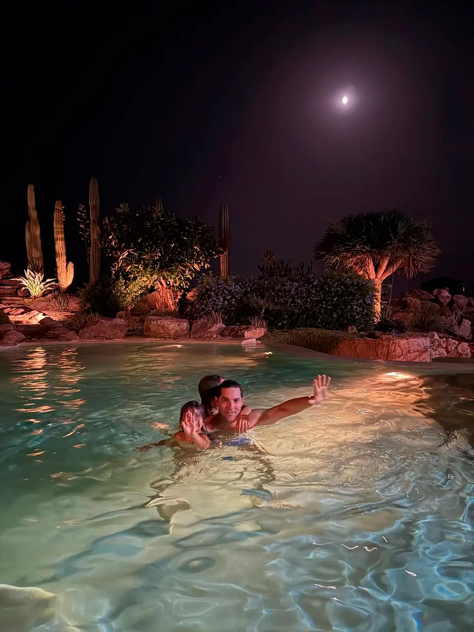 David Bisbal bañándose con sus hijos en la piscina