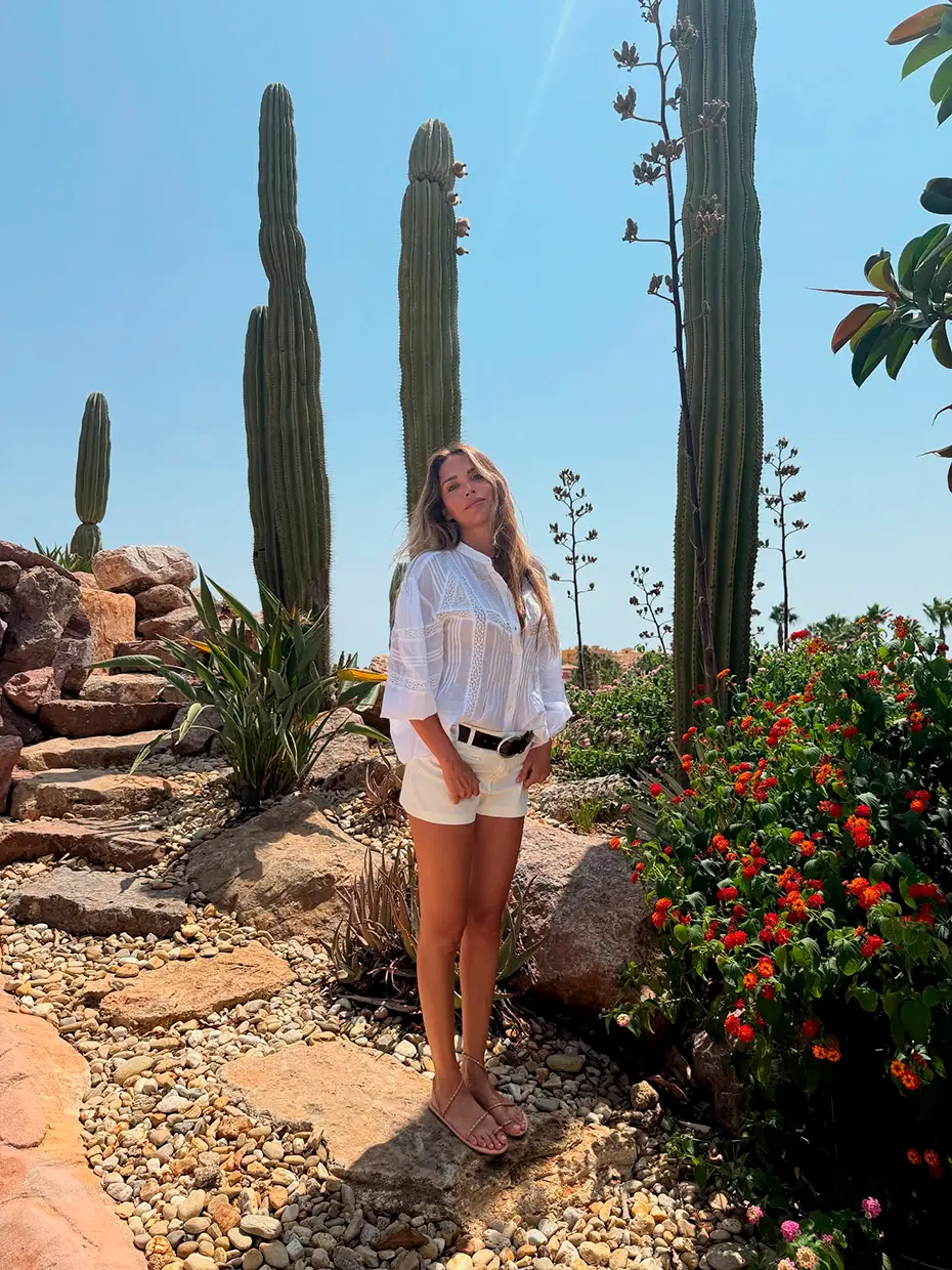 Rosanna Zanetti posando delante de unos cactus en Almería