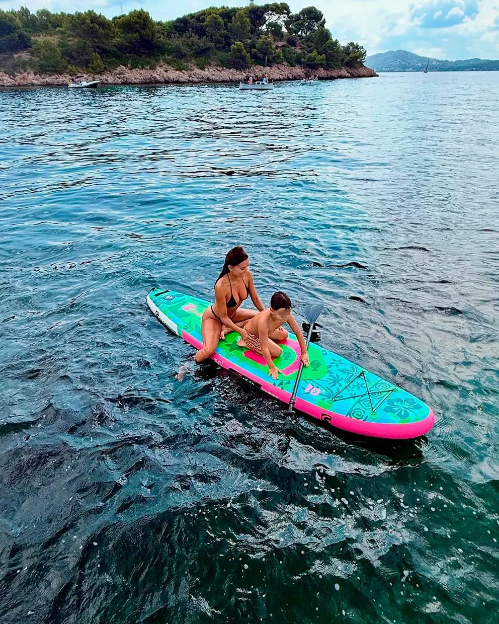 Eva Longoria haciendo paddle surf con su hijo.
