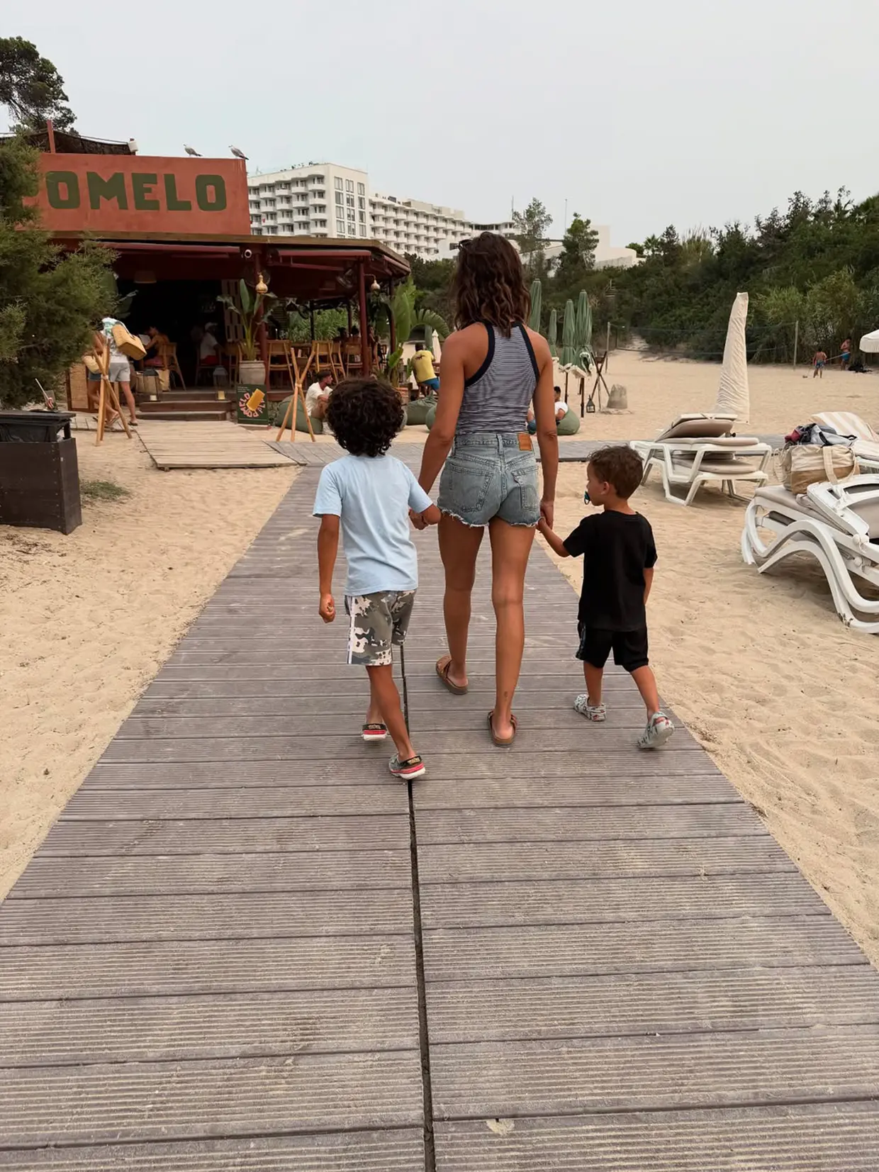 Hiba Abouk de vacaciones con sus hijos