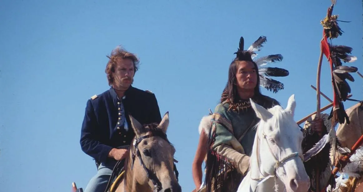 Graham Greene y Kevin Costner en 'Bailando con lobos'.