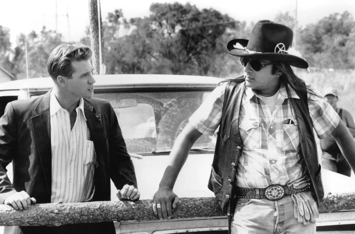 Graham Greene con Val Kilmer en 'Corazón trueno'.