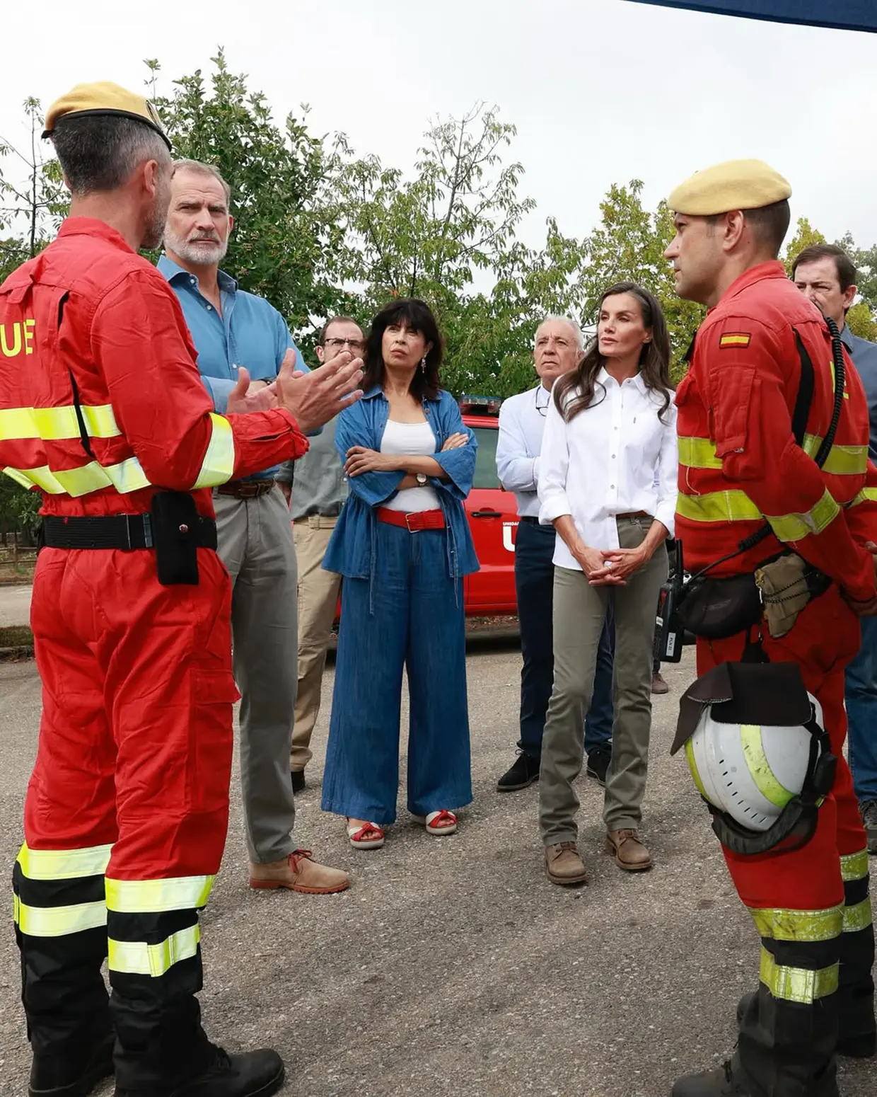 Felipe y Letizia con miembros de la UME.