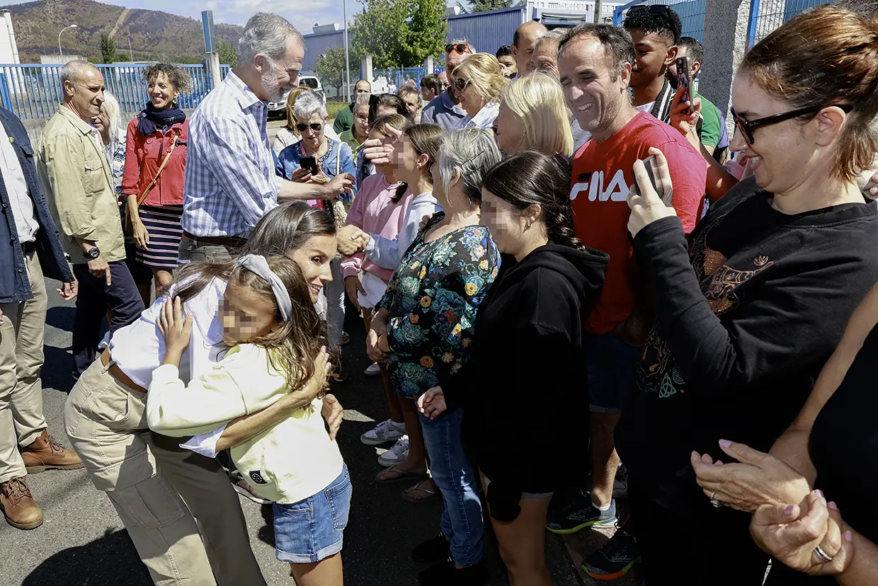 Felipe y Letizia con personas afectadas por los incendios en España