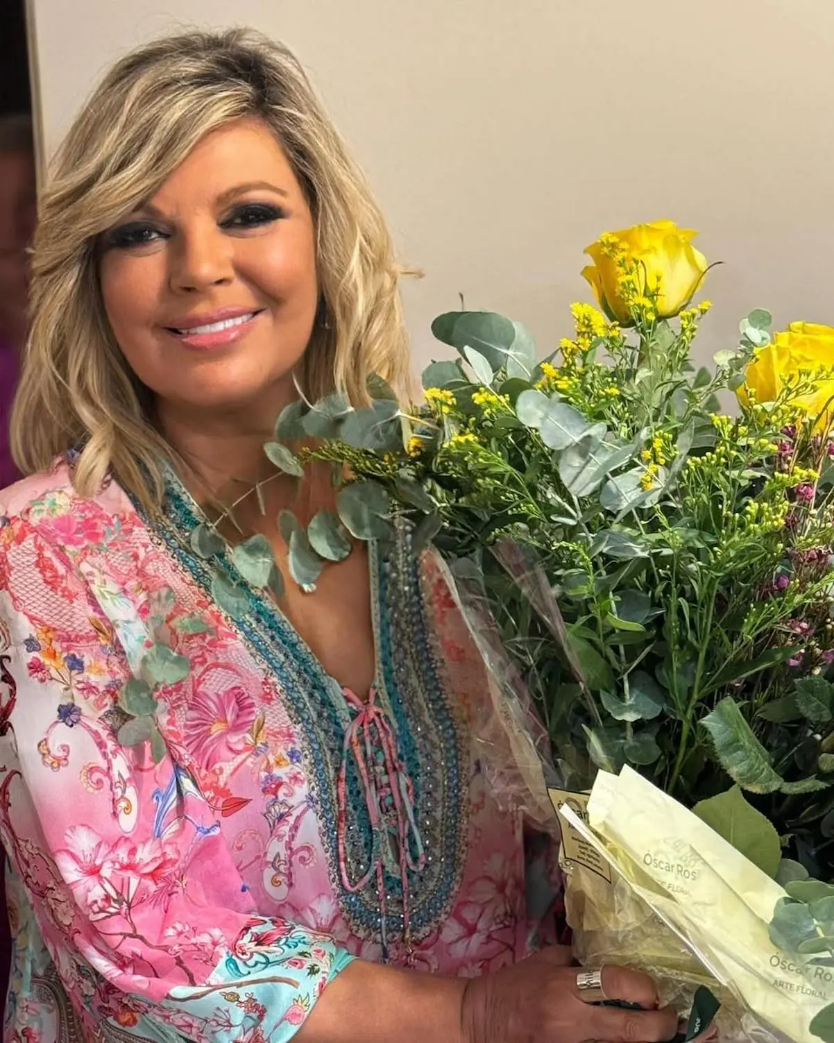 Terelu Campos rosas amarillas