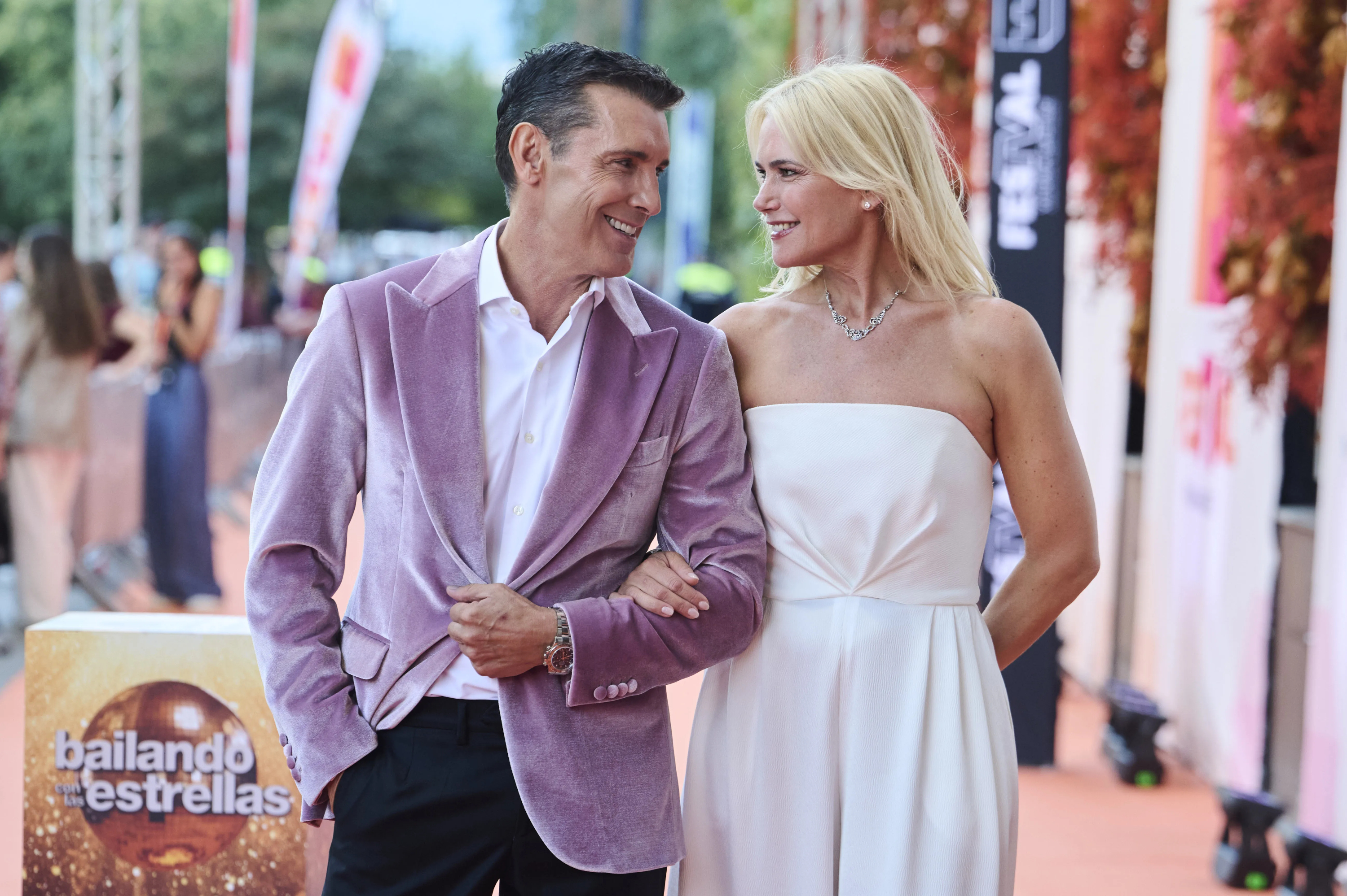 Jesús Vázquez y Valeria Mazza presentan en el FesTVal de Vitoria 'Bailando con las estrellas'.